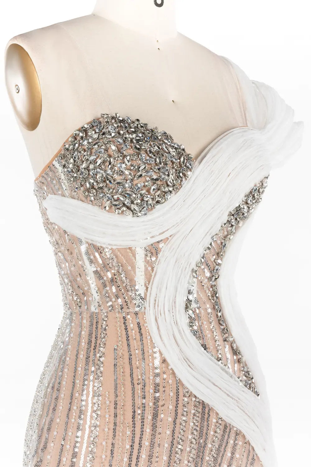 Vestido largo champán con escote corazón, lentejuelas, abertura alta y transparencias