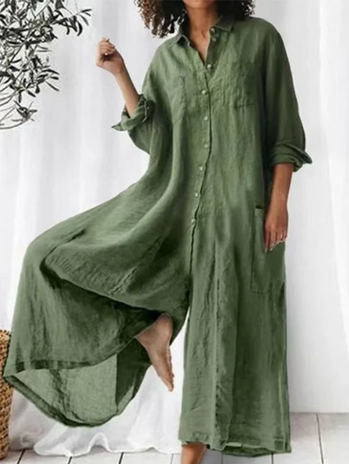 Mono casual liso con solapas, botonadura y pierna ancha