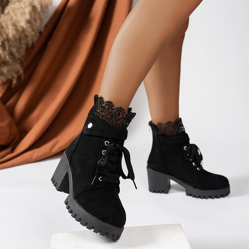 Botines con cordones y tacón ancho
