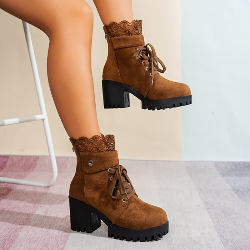 Botines con cordones y tacón ancho