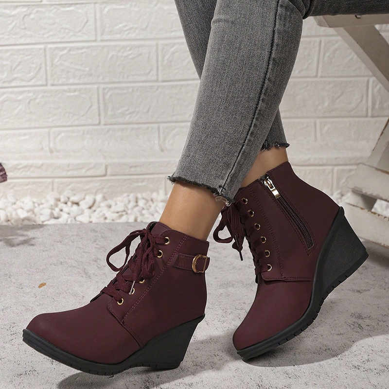 Botines con cuña, cordones y cremallera lateral