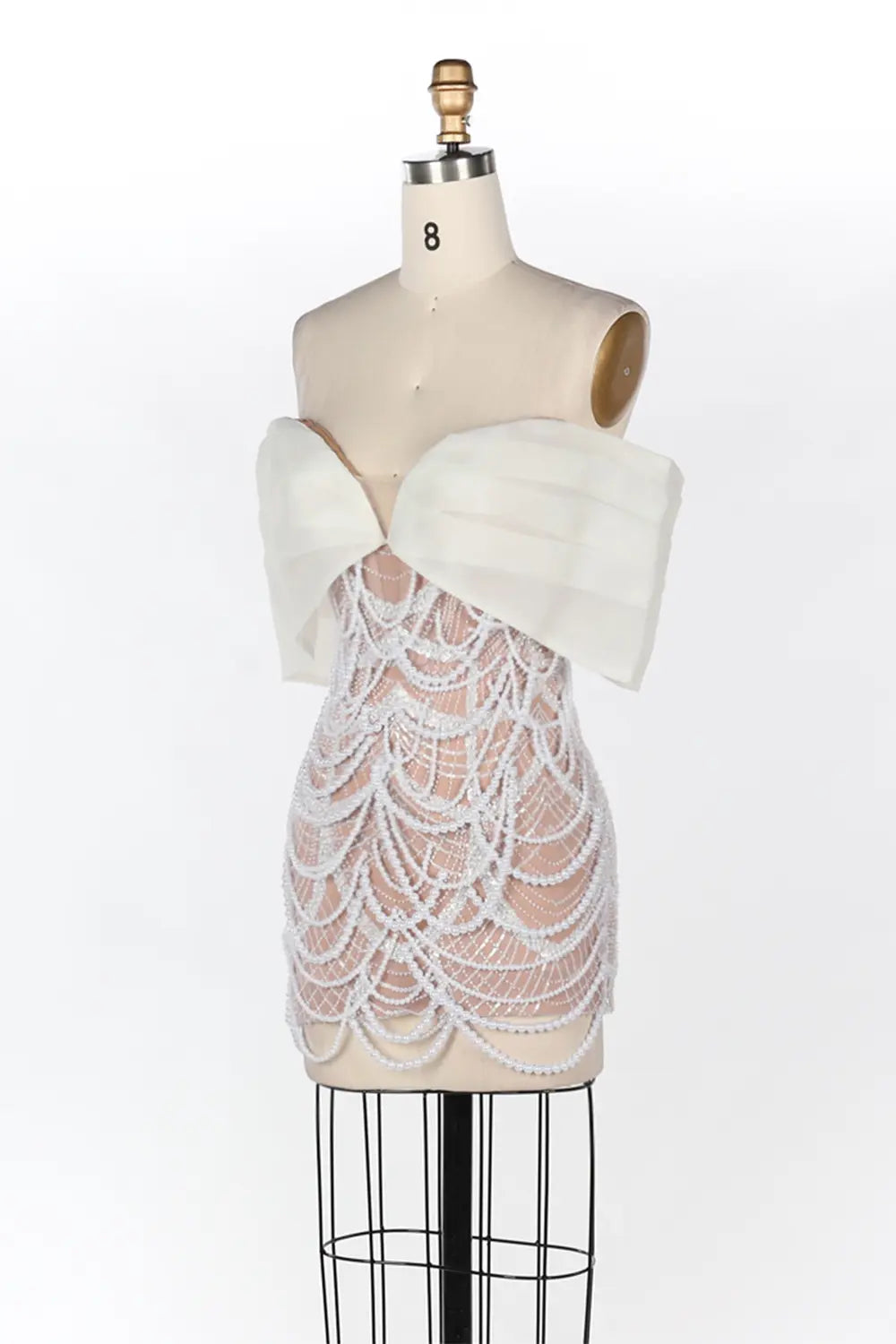 Vestido corto blanco nude con hombros descubiertos y perlas
