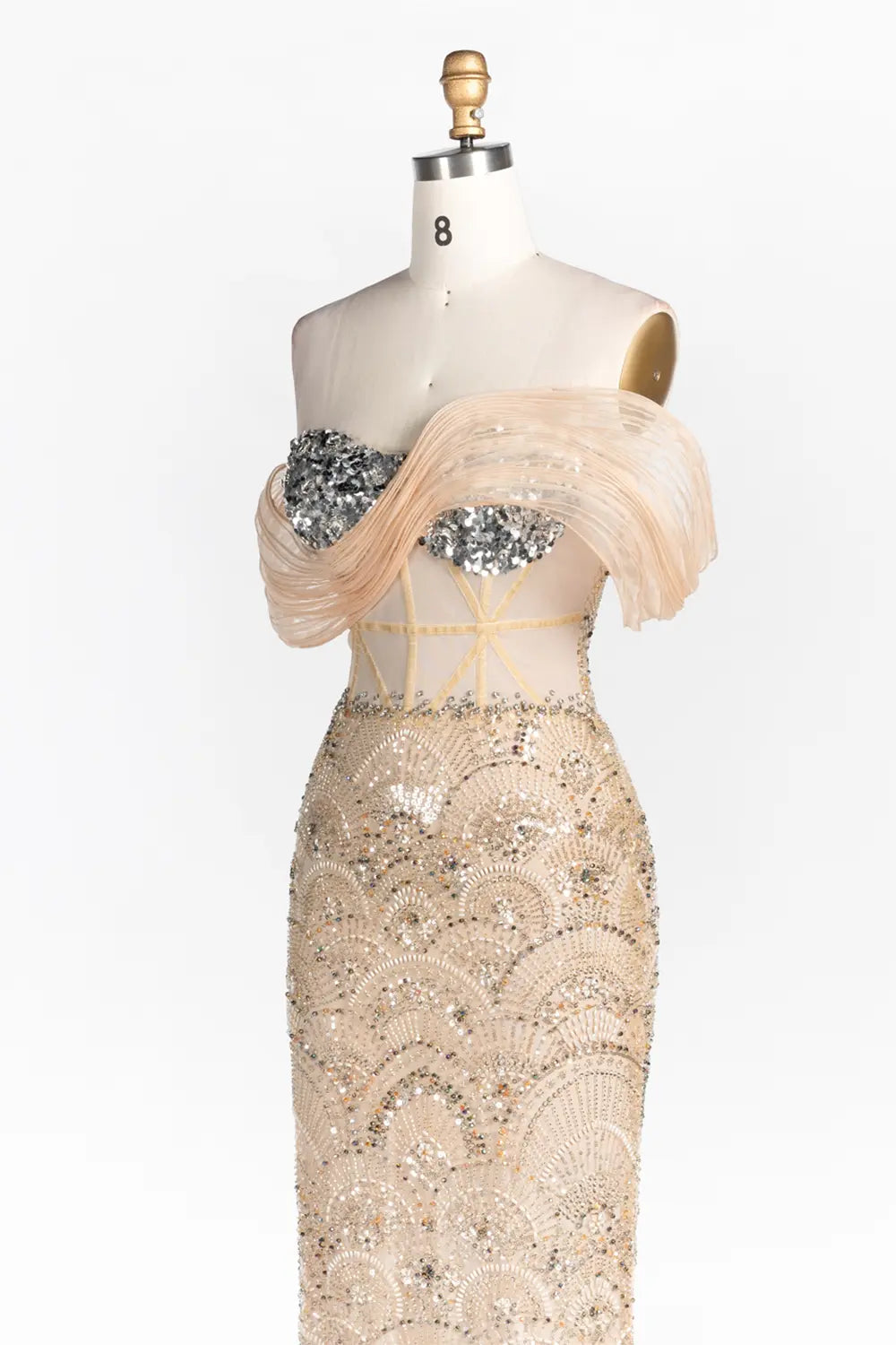 Vestido de noche champán con hombros descubiertos y corsé