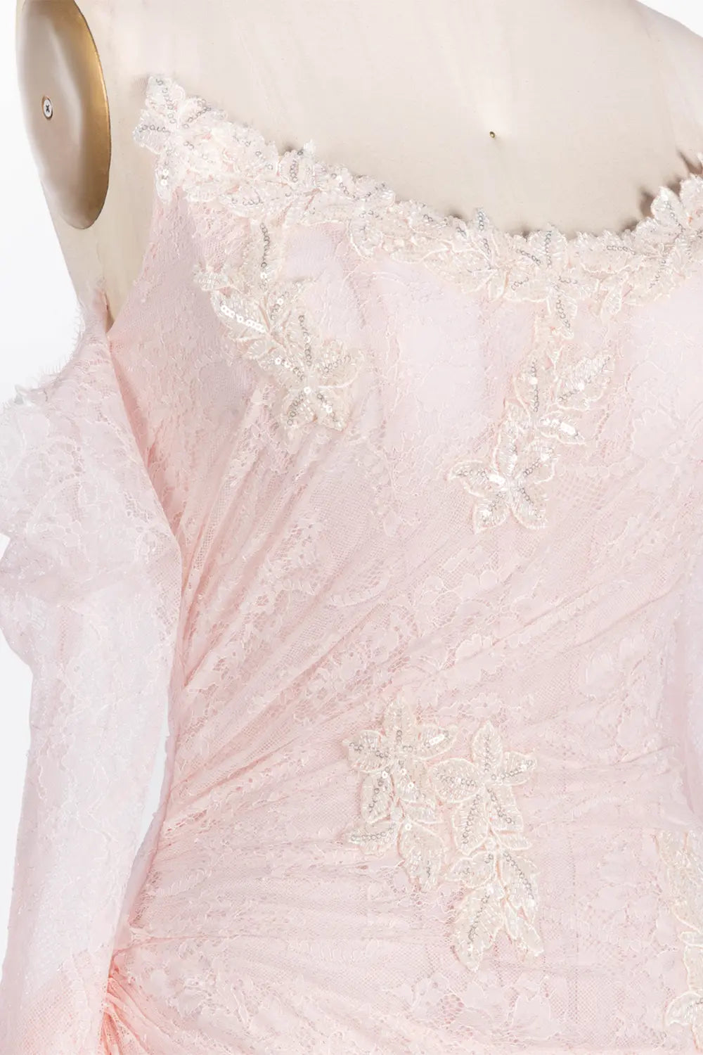 Vestido largo rosa con hombros descubiertos y encaje fruncido