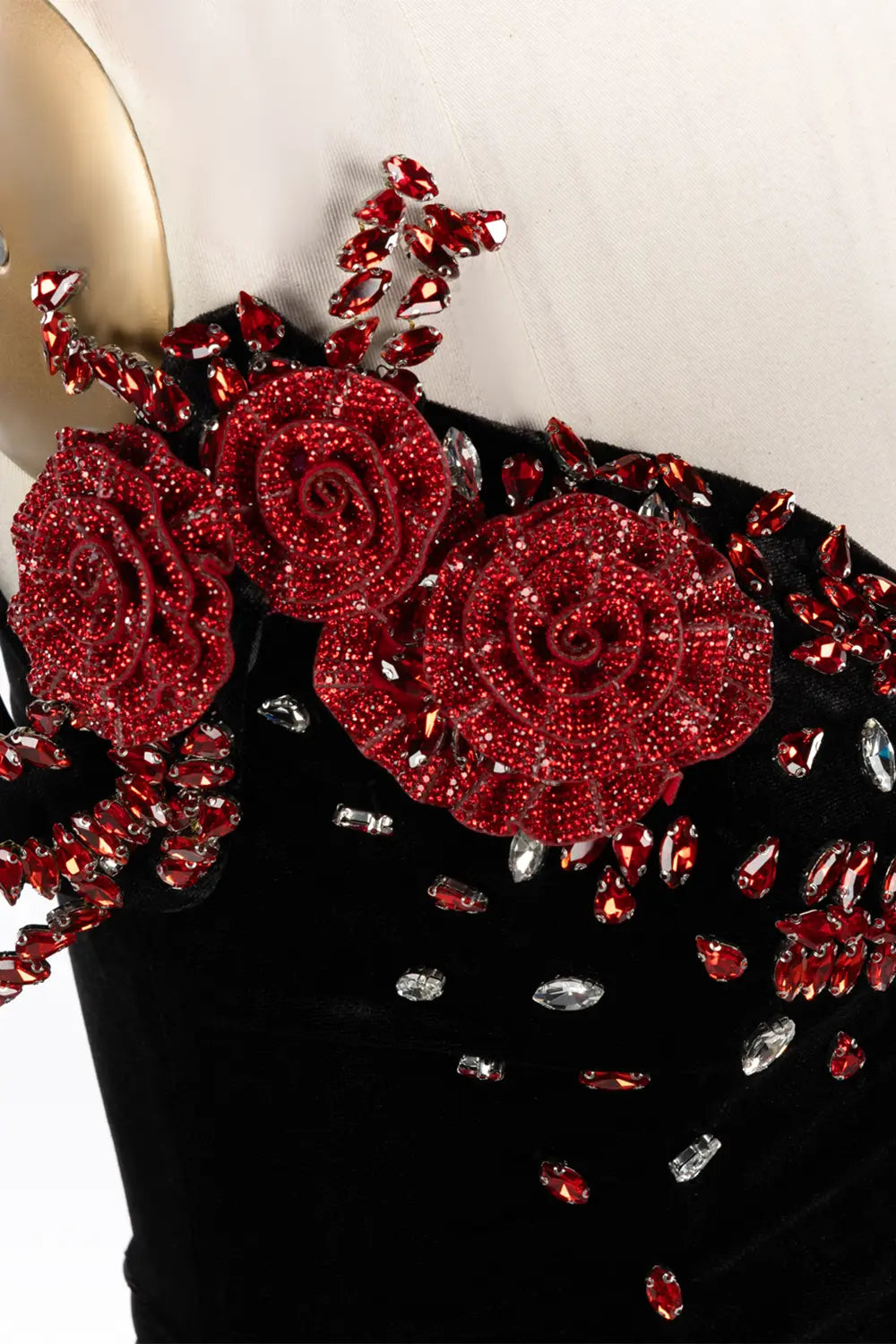 Vestido largo negro de terciopelo con hombros descubiertos, abalorios y abertura