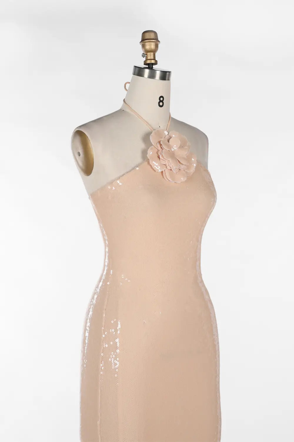 Vestido de noche nude con lentejuelas, cuello halter y espalda descubierta