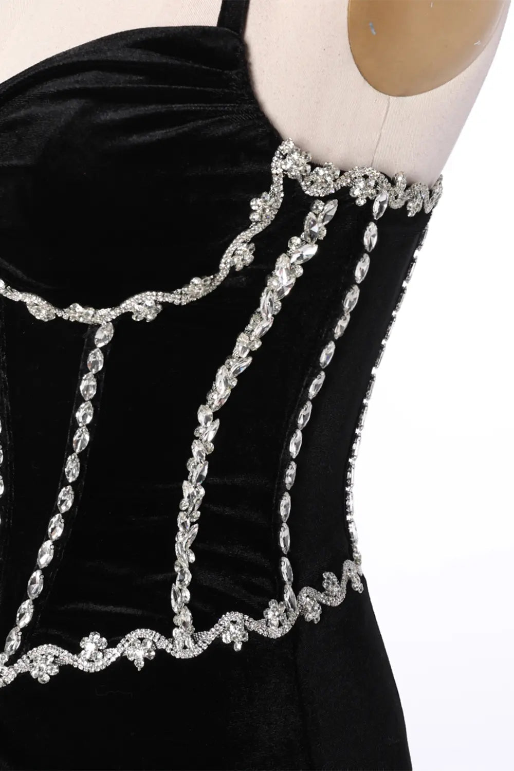Vestido de noche negro de terciopelo halter con corsé y abertura