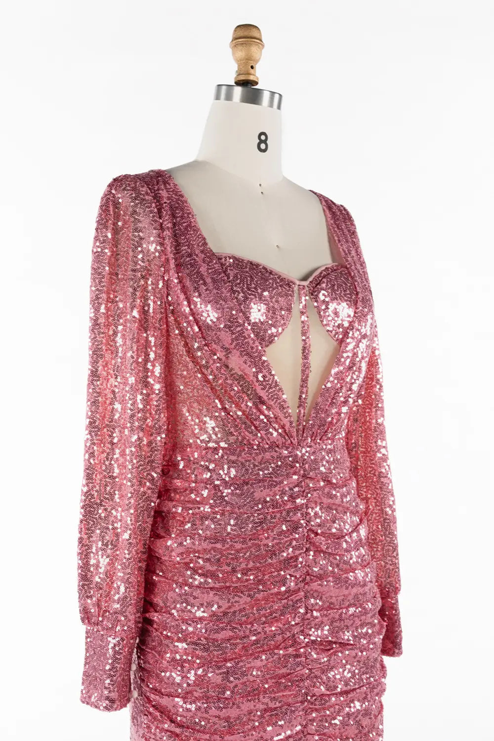 Vestido cóctel corto rosa palo brillante de manga larga fruncido