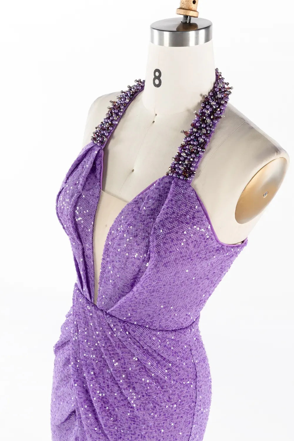 Vestido largo morado halter con abalorios, lentejuelas y abertura alta