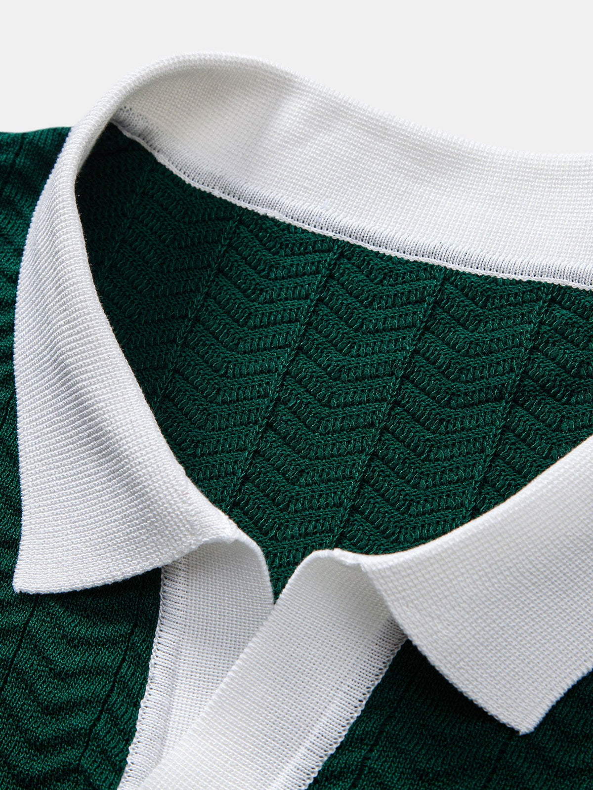 Polo de punto con cuello en V y contraste de textura
