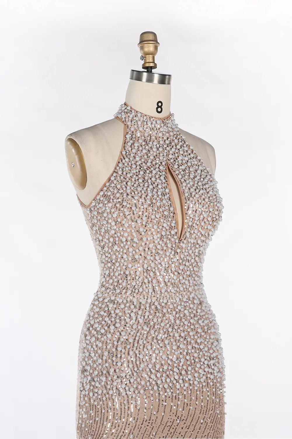 Vestido de noche champán de cuello alto con perlas y lentejuelas
