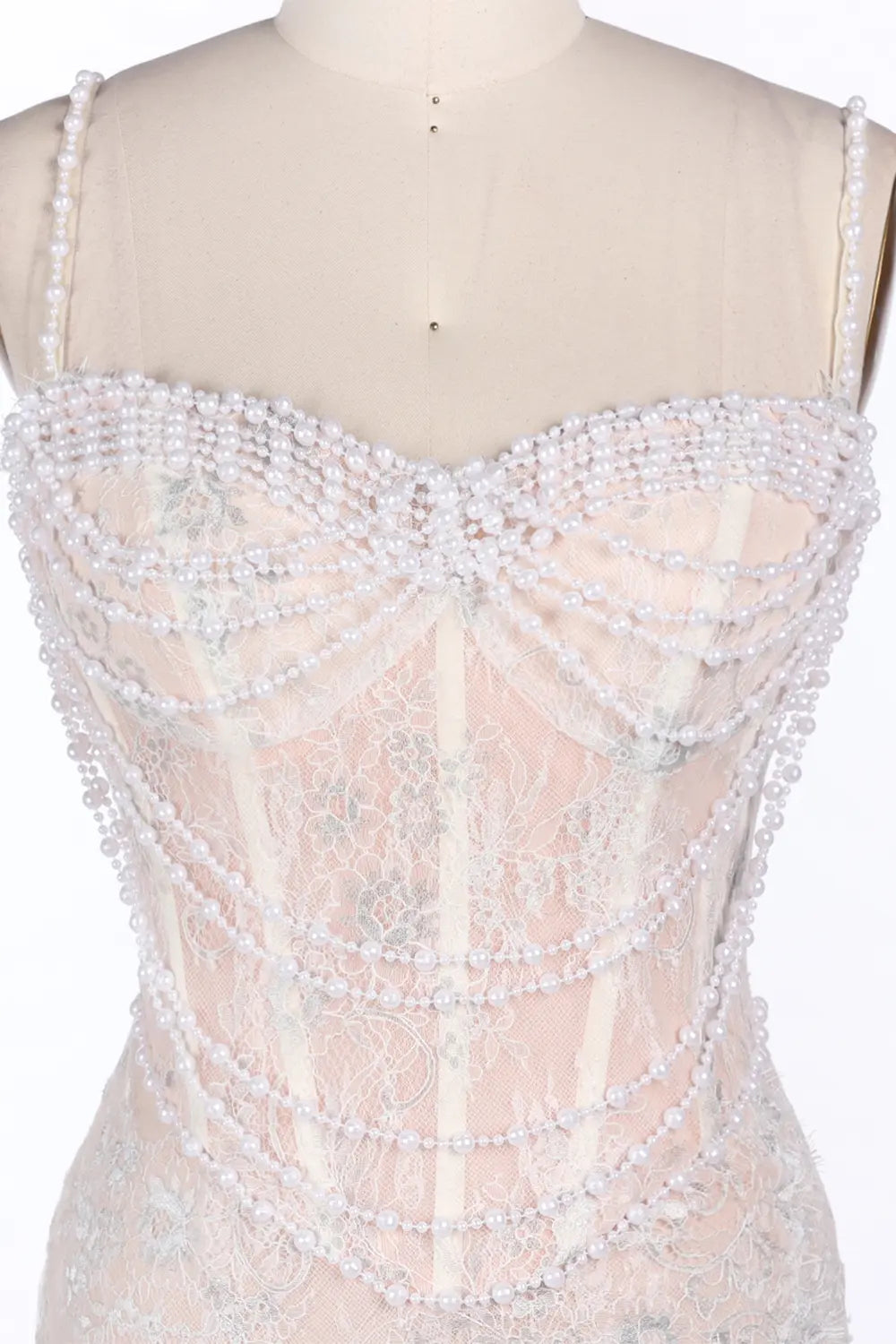Vestido de noche champán con corsé, perlas y abertura