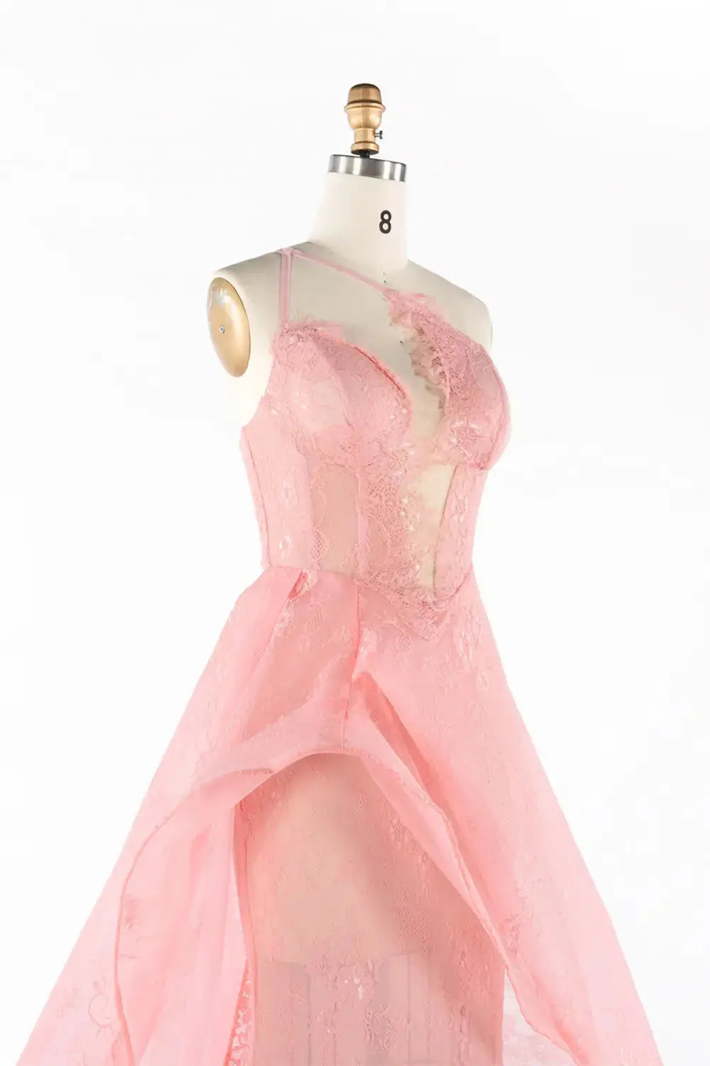 Vestido de noche rosa de encaje transparente con abertura asimétrica