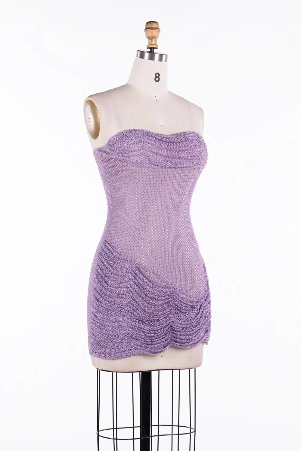 Vestido corto lila de fiesta palabra de honor con malla de cristales fruncida