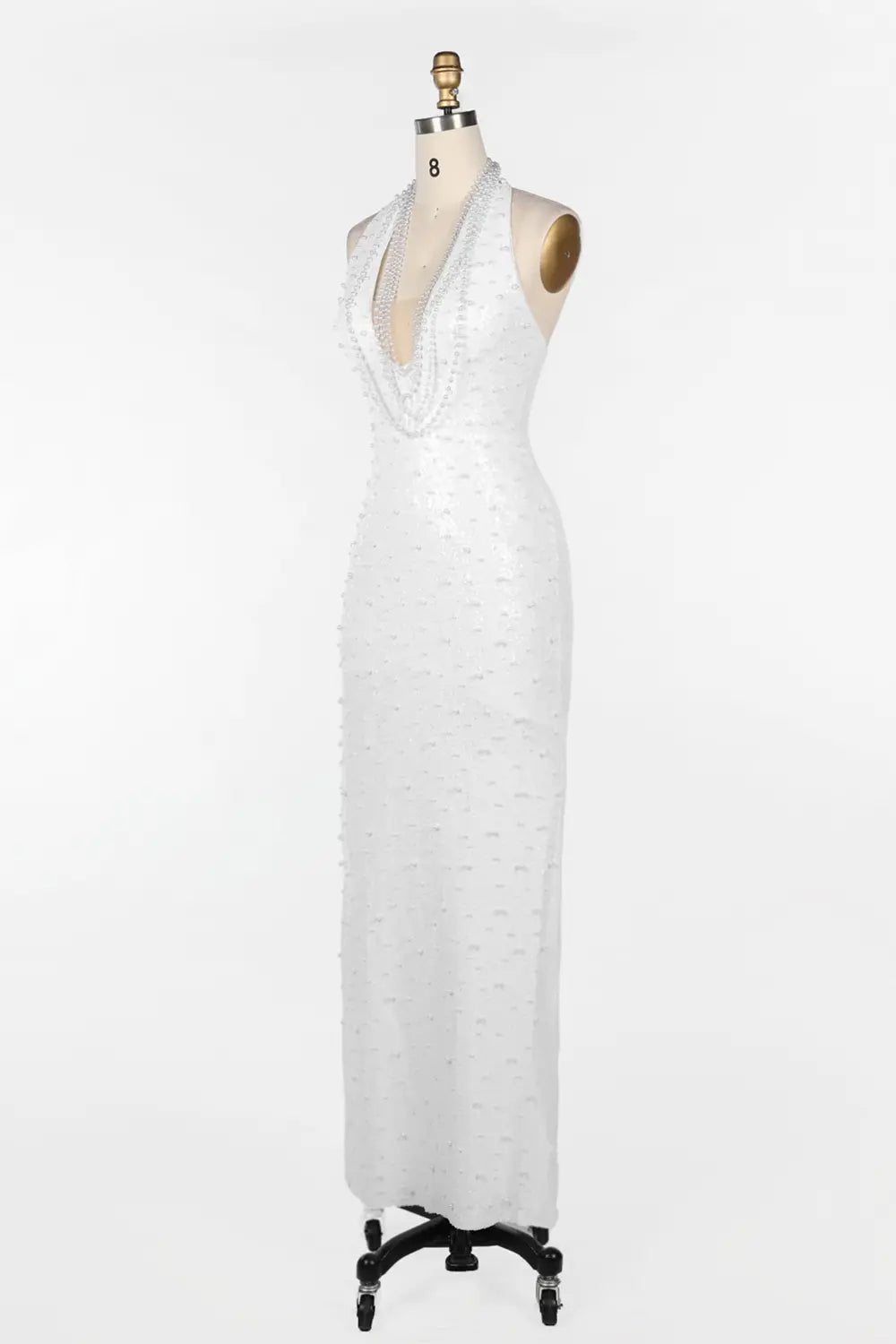 Vestido de noche blanco halter con perlas y espalda descubierta