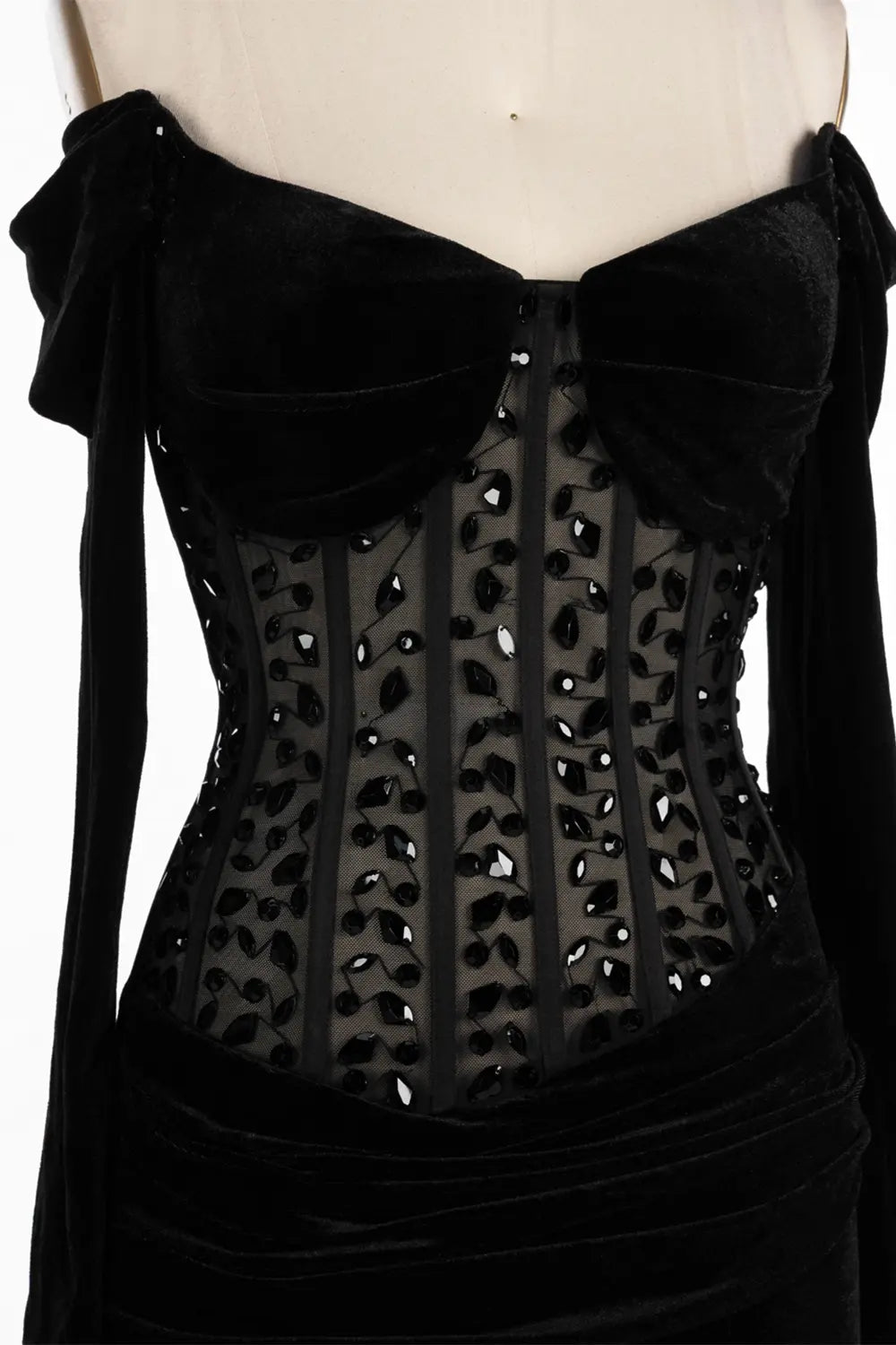 Vestido largo negro de terciopelo con hombros descubiertos, corsé transparente y manga larga