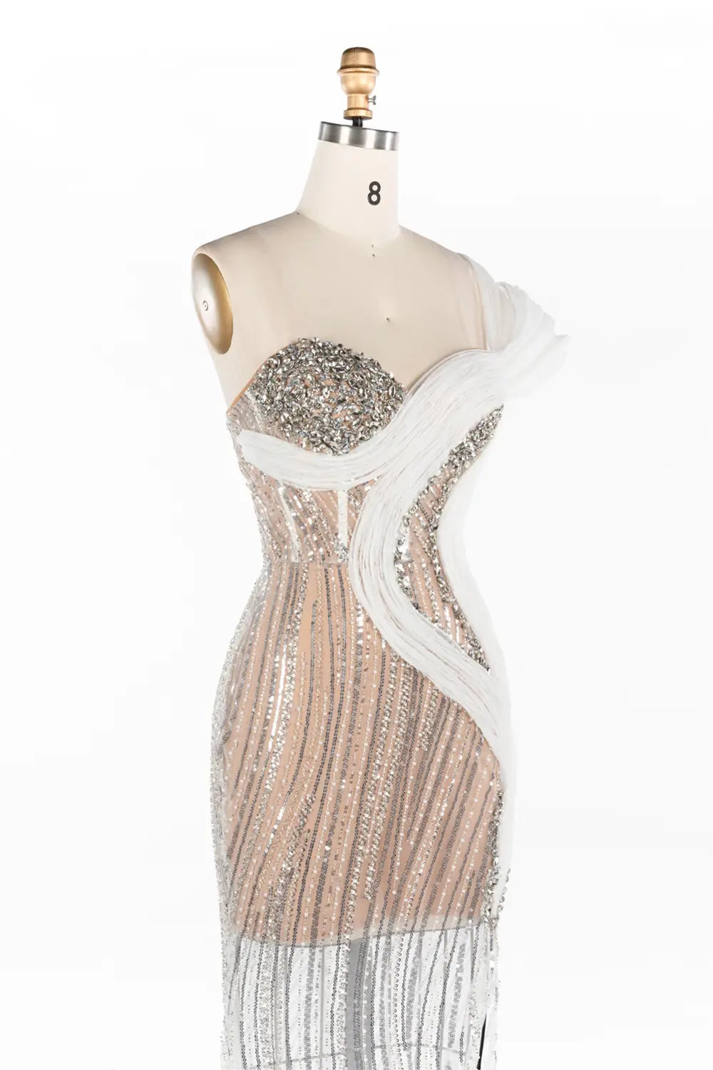 Vestido largo champán con escote corazón, lentejuelas, abertura alta y transparencias