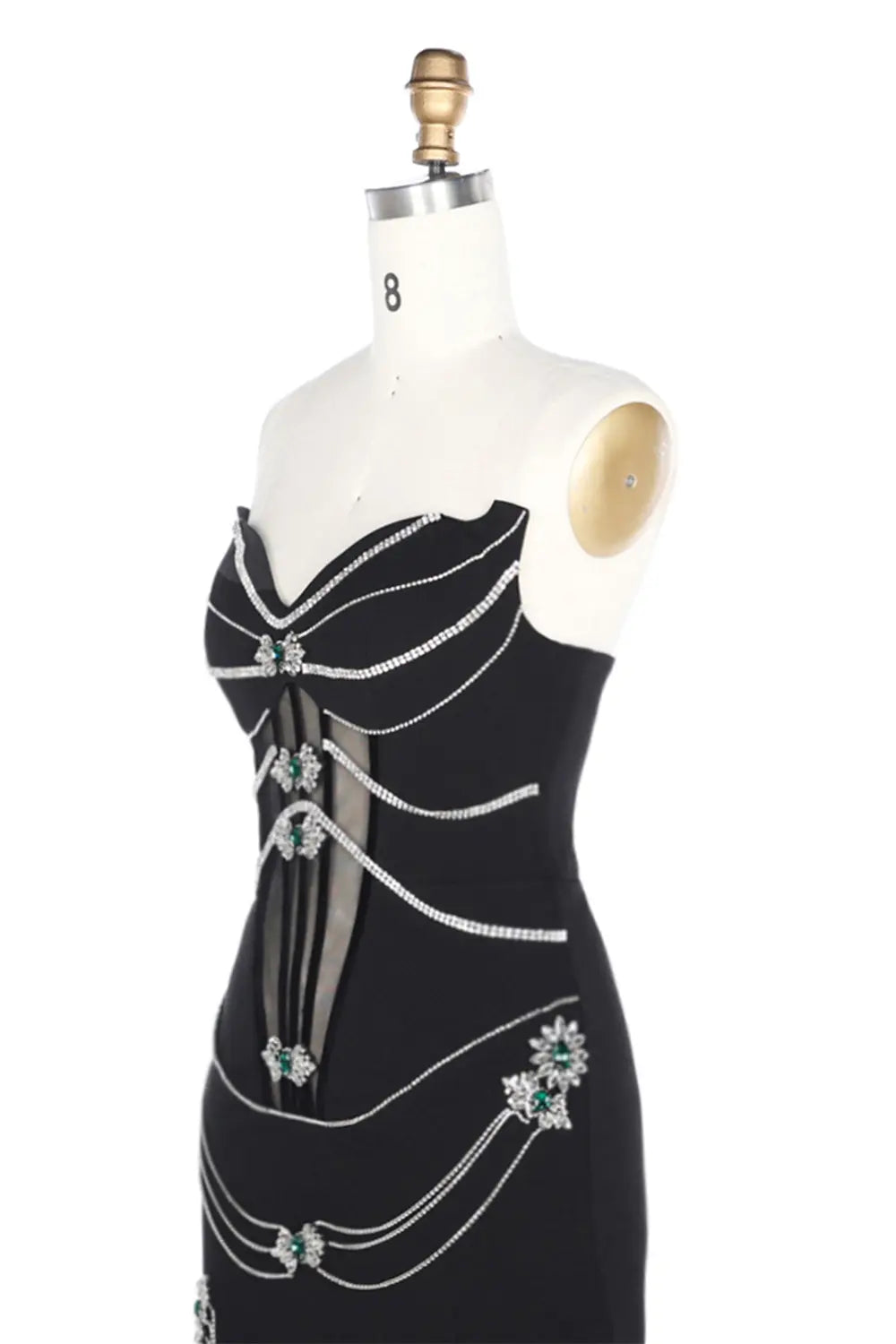 Vestido de noche negro con corsé y cadenas de strass