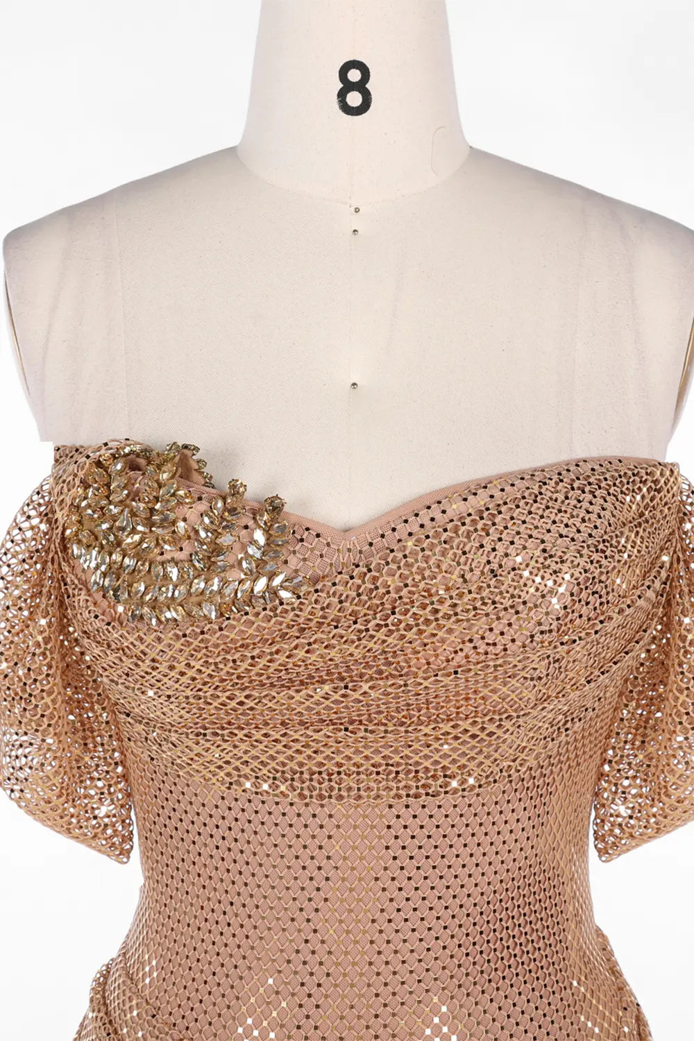Vestido largo champán con hombros descubiertos y malla