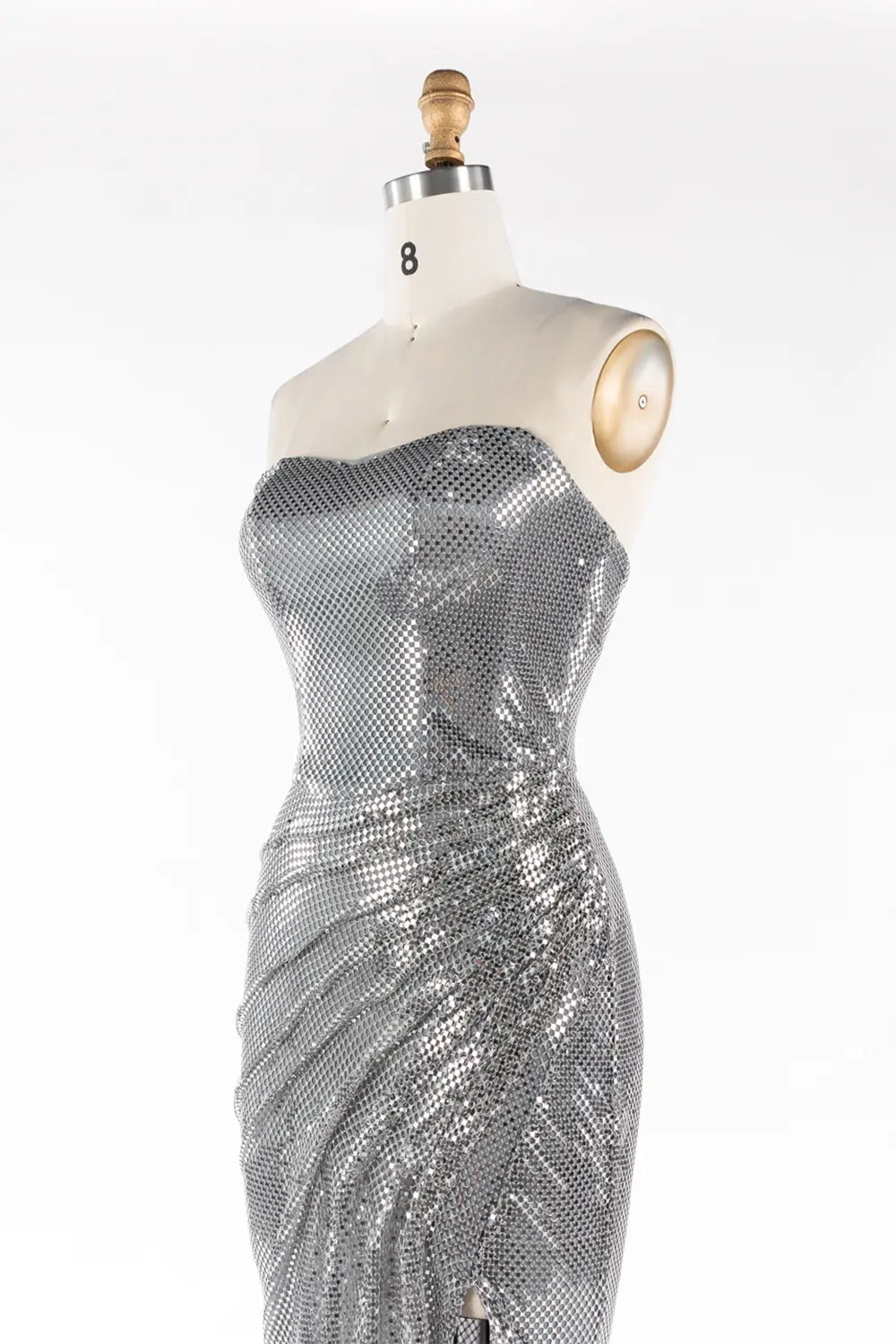 Vestido de noche plateado palabra de honor fruncido con lentejuelas y abertura