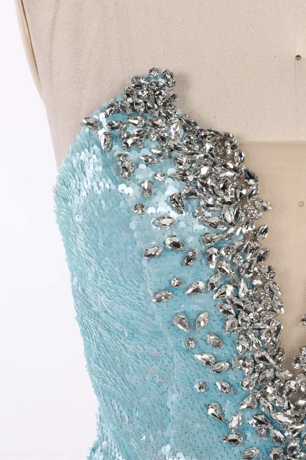 Vestido de noche azul palabra de honor con lentejuelas y abalorios