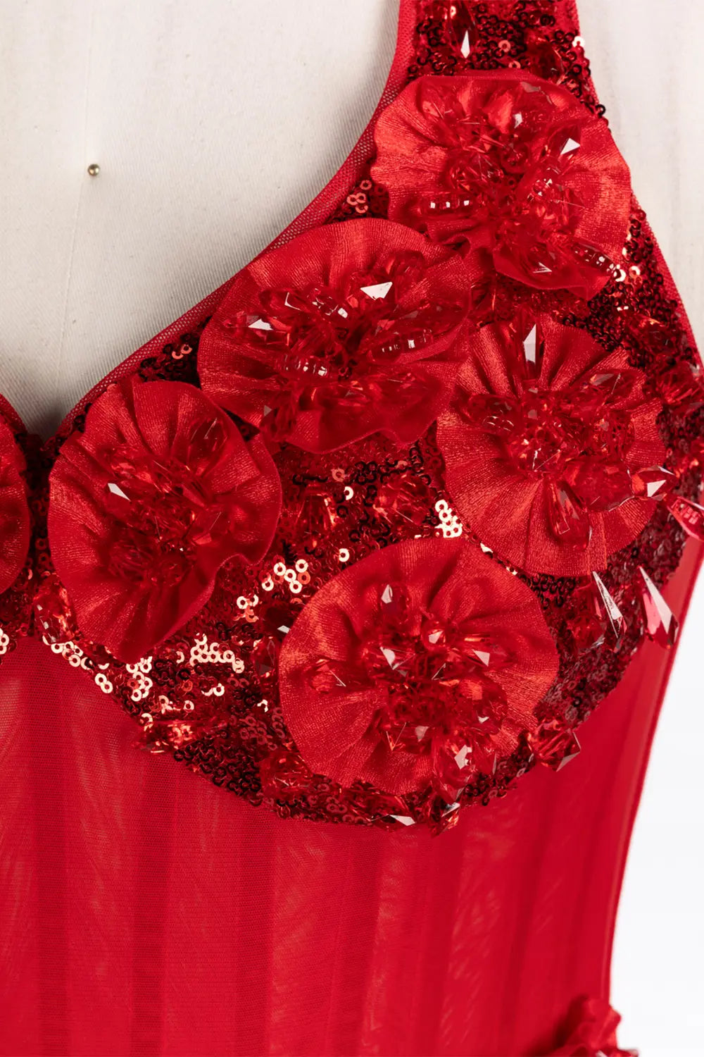 Vestido corto rojo halter ajustado con corsé y rosetas florales 3D