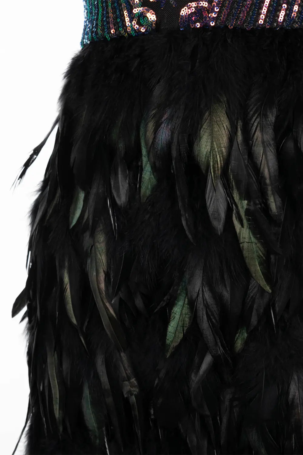 Vestido corto negro de tirantes con corpiño de lentejuelas iridiscentes y plumas