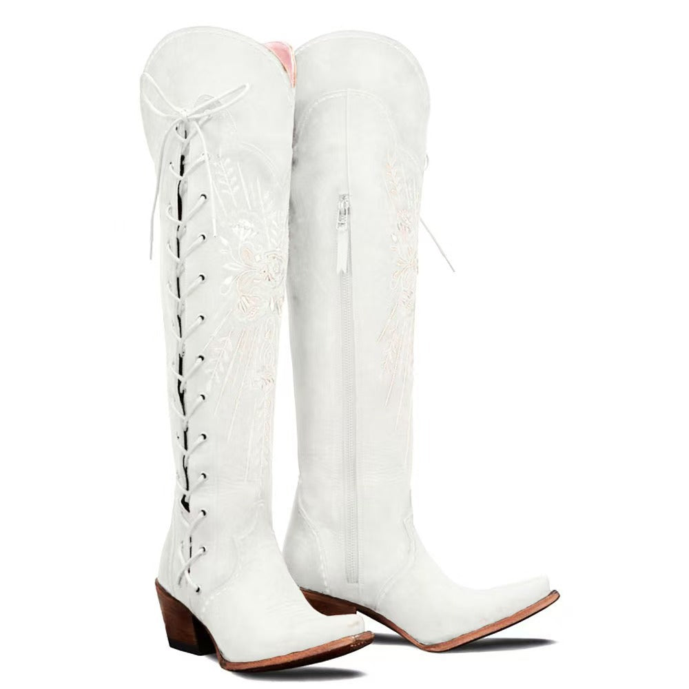 Botas camperas bordadas con cordones