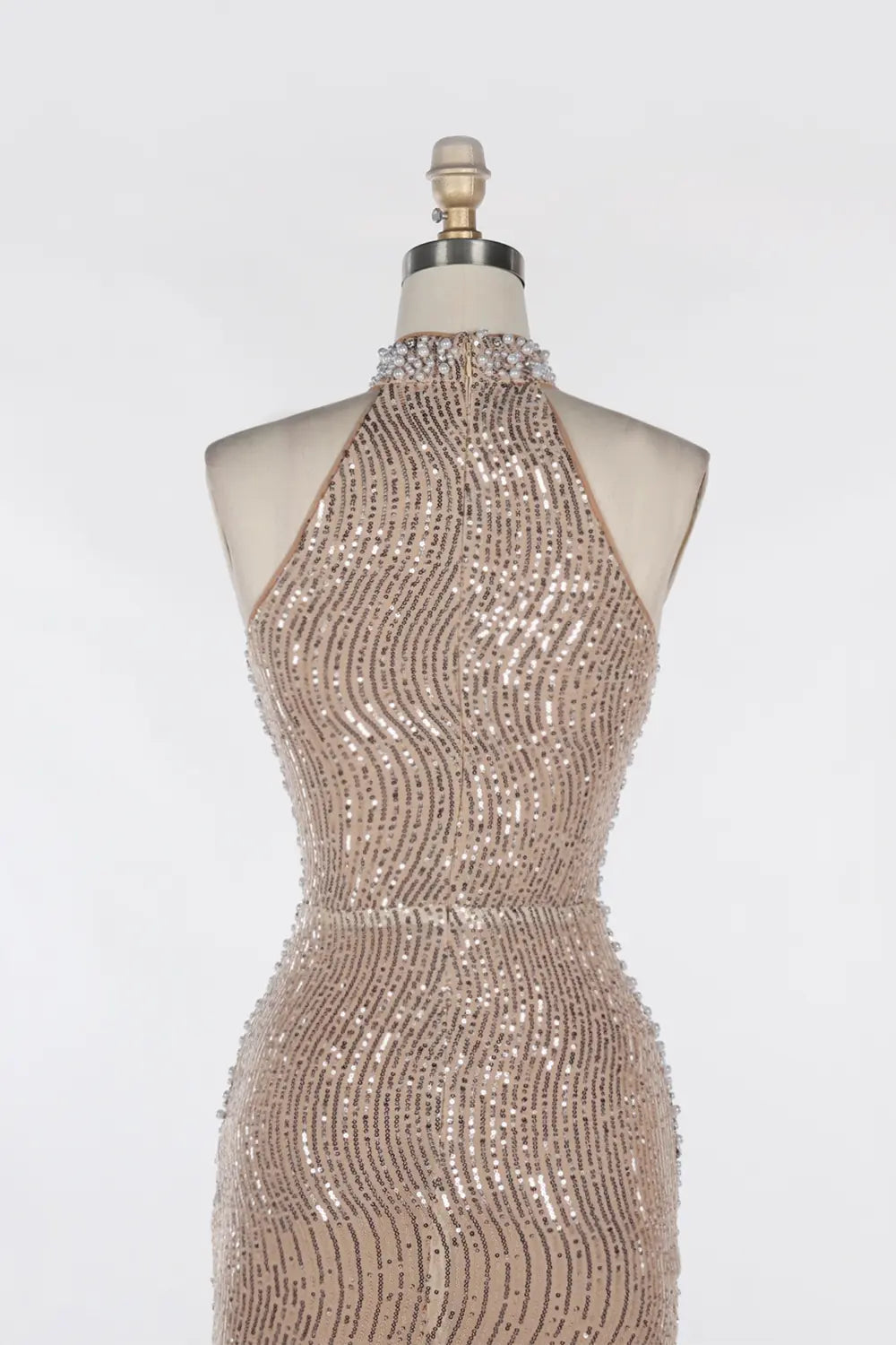 Vestido de noche champán de cuello alto con perlas y lentejuelas