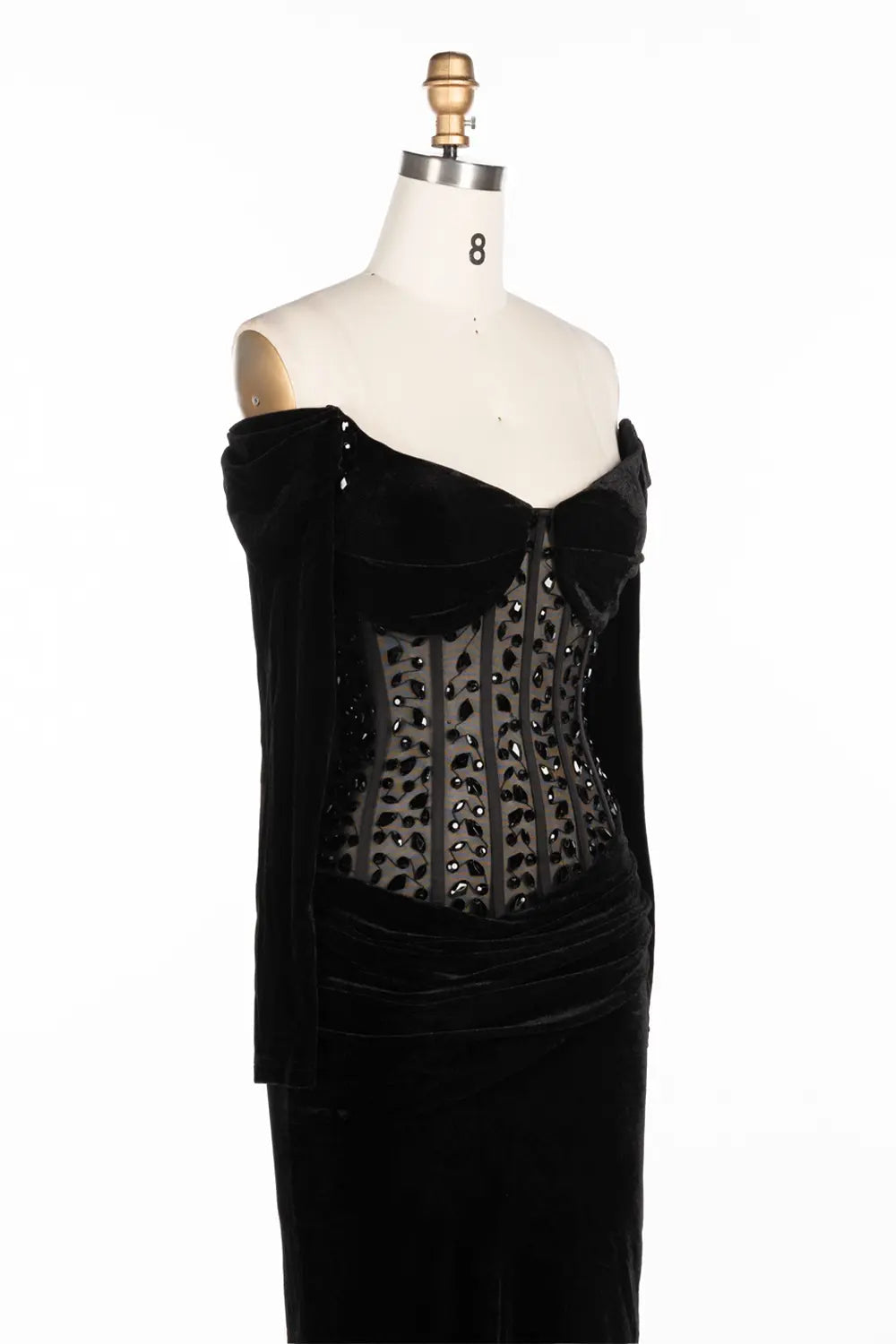 Vestido largo negro de terciopelo con hombros descubiertos, corsé transparente y manga larga