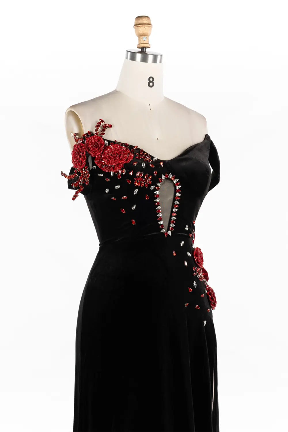 Vestido largo negro de terciopelo con hombros descubiertos, abalorios y abertura