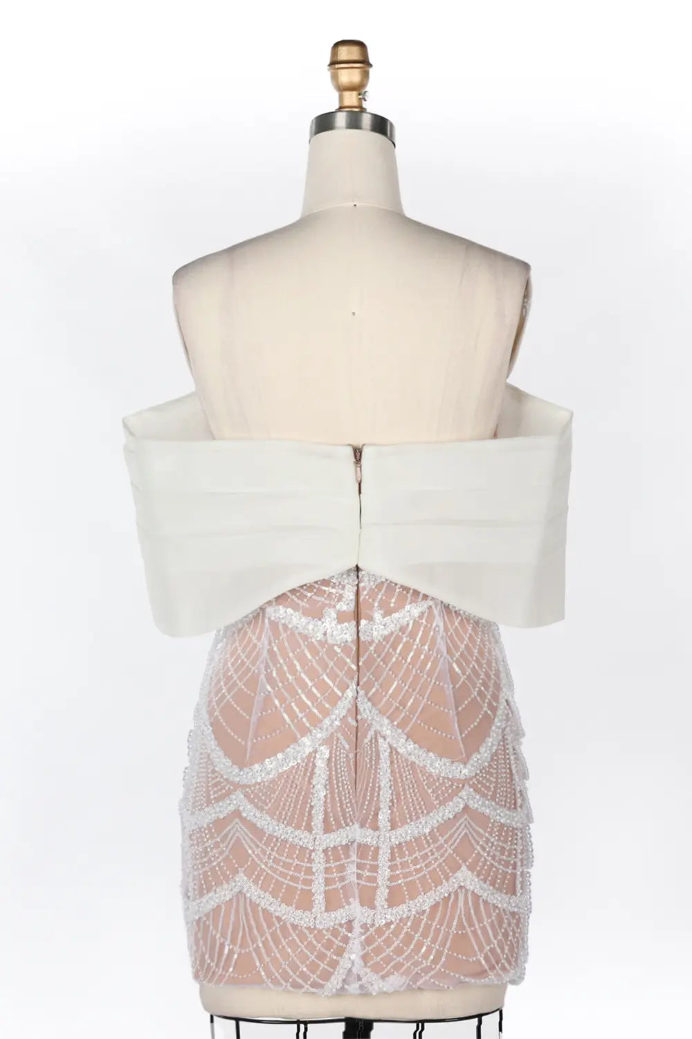 Vestido corto blanco nude con hombros descubiertos y perlas