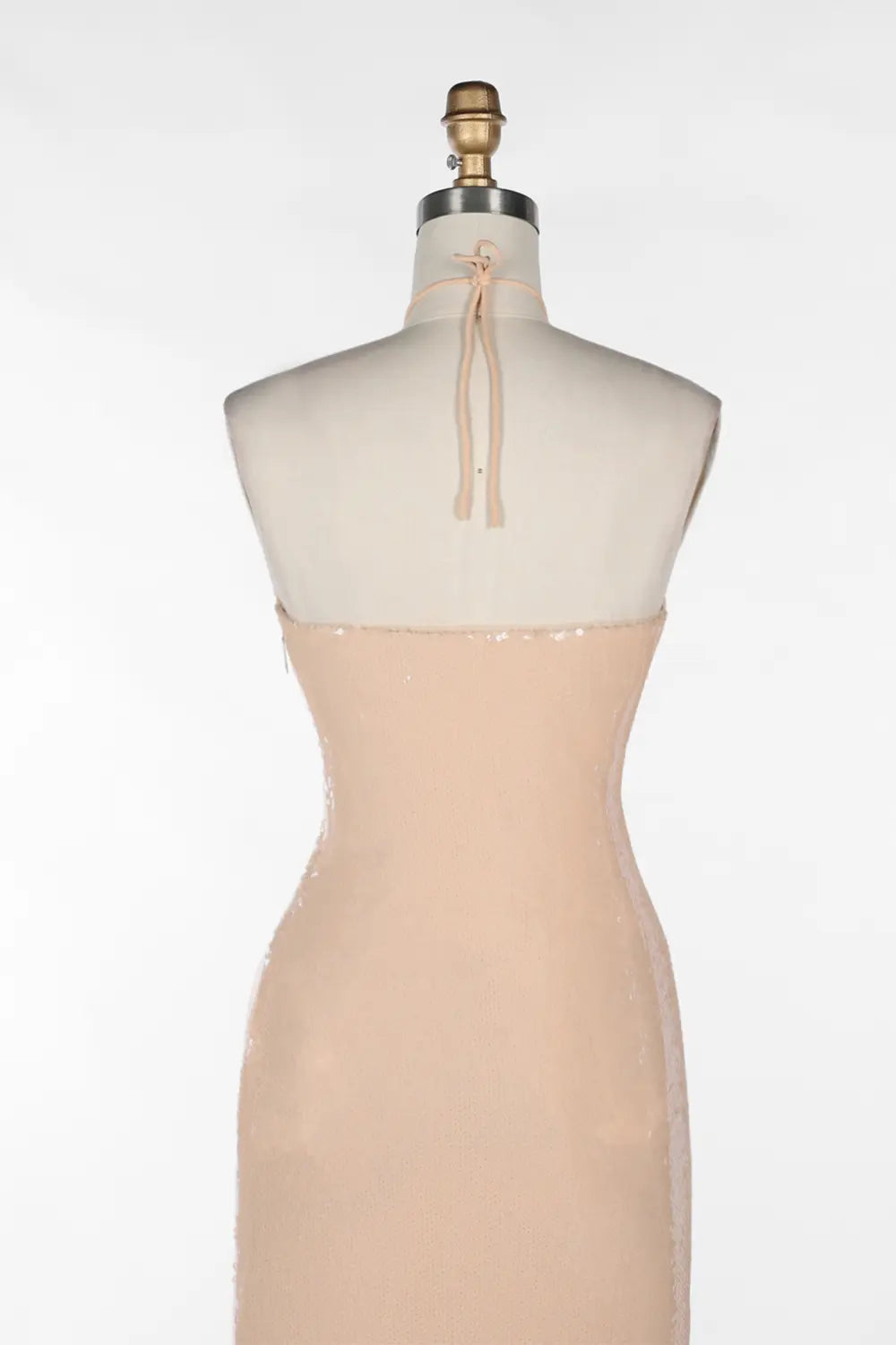 Vestido de noche nude con lentejuelas, cuello halter y espalda descubierta