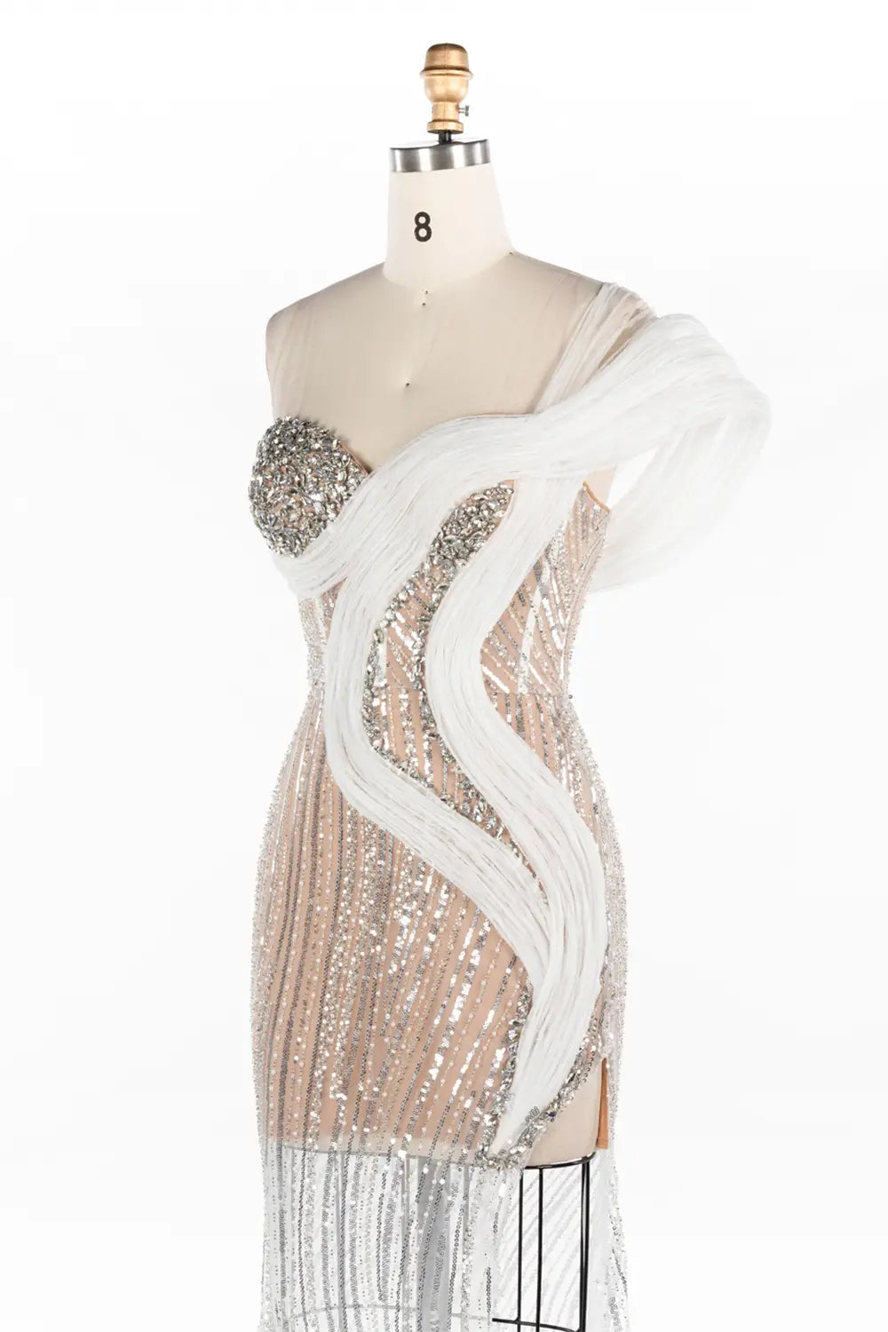Vestido largo champán con escote corazón, lentejuelas, abertura alta y transparencias