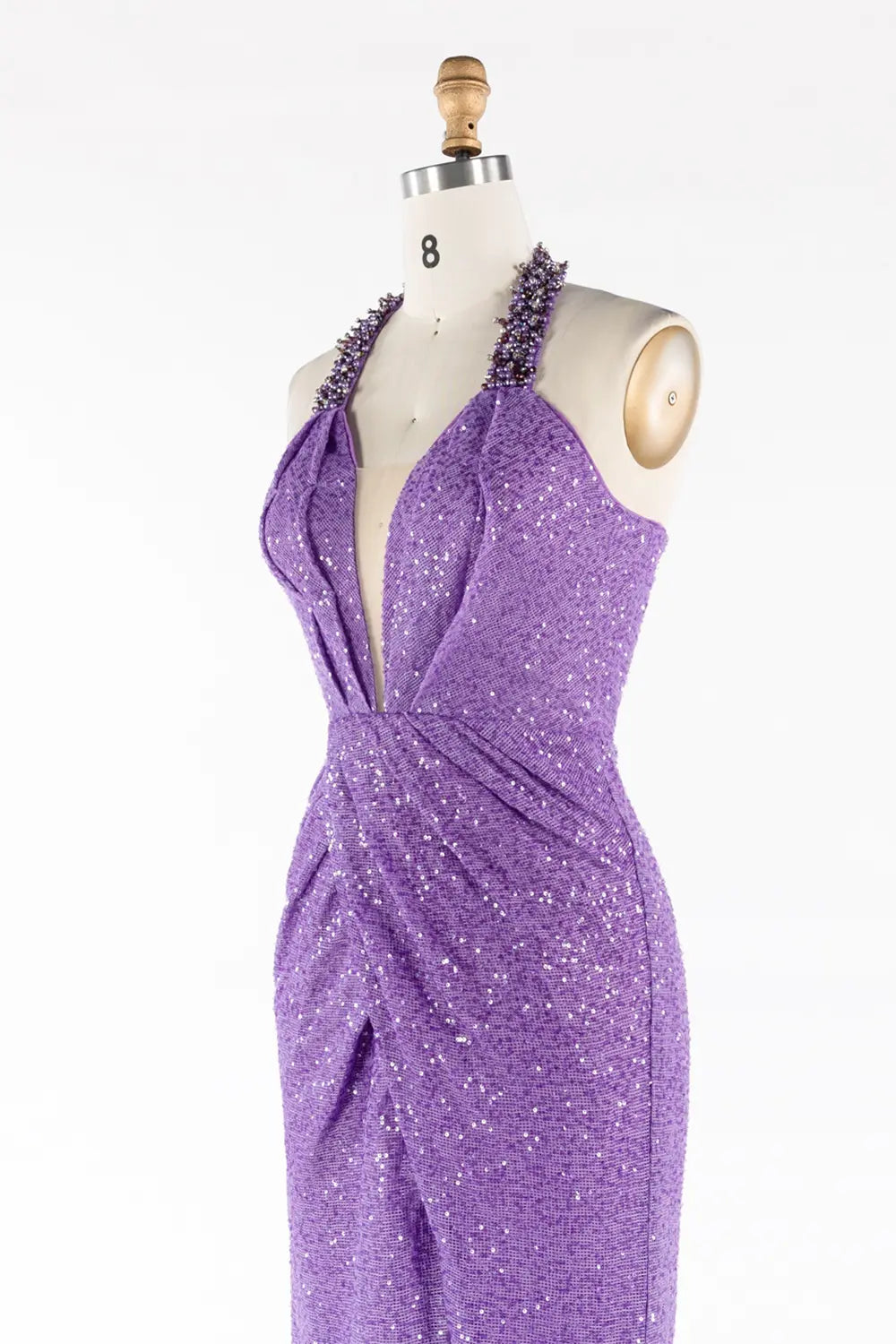 Vestido largo morado halter con abalorios, lentejuelas y abertura alta