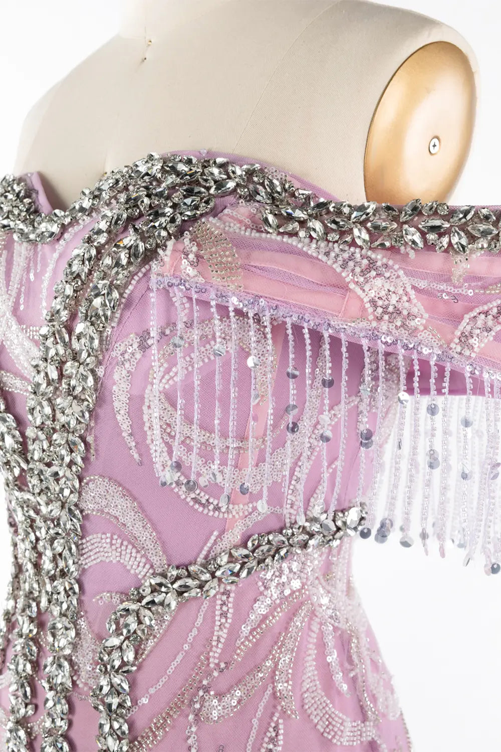 Vestido de noche lila con hombros descubiertos y flecos con abalorios