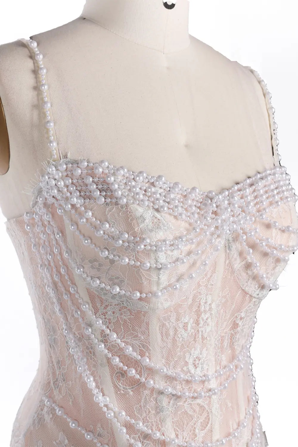 Vestido de noche champán con corsé, perlas y abertura