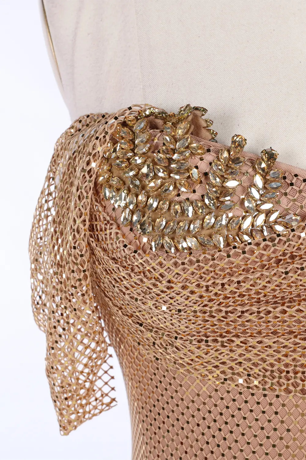 Vestido largo champán con hombros descubiertos y malla
