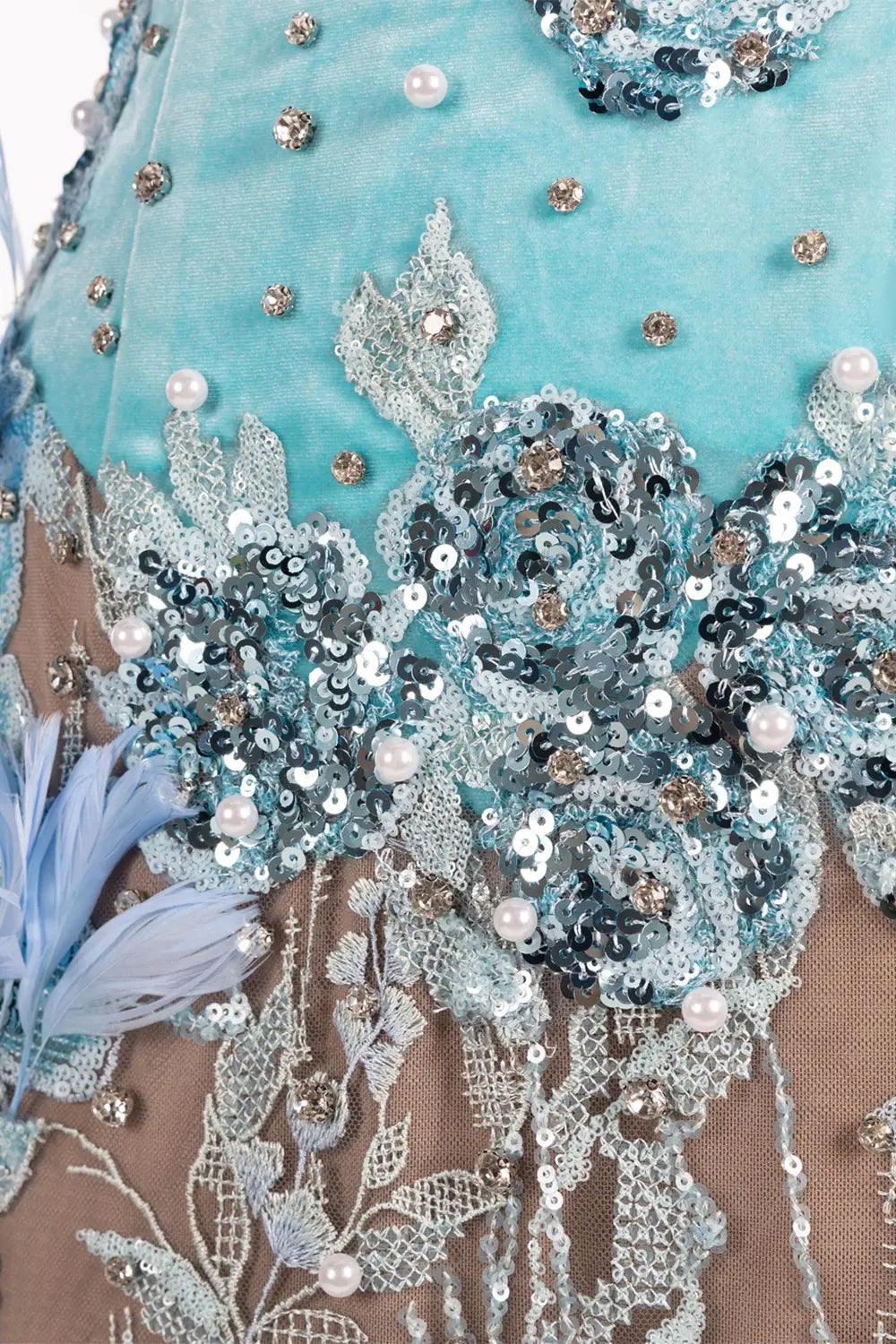 Vestido largo azul palabra de honor con lentejuelas y plumas