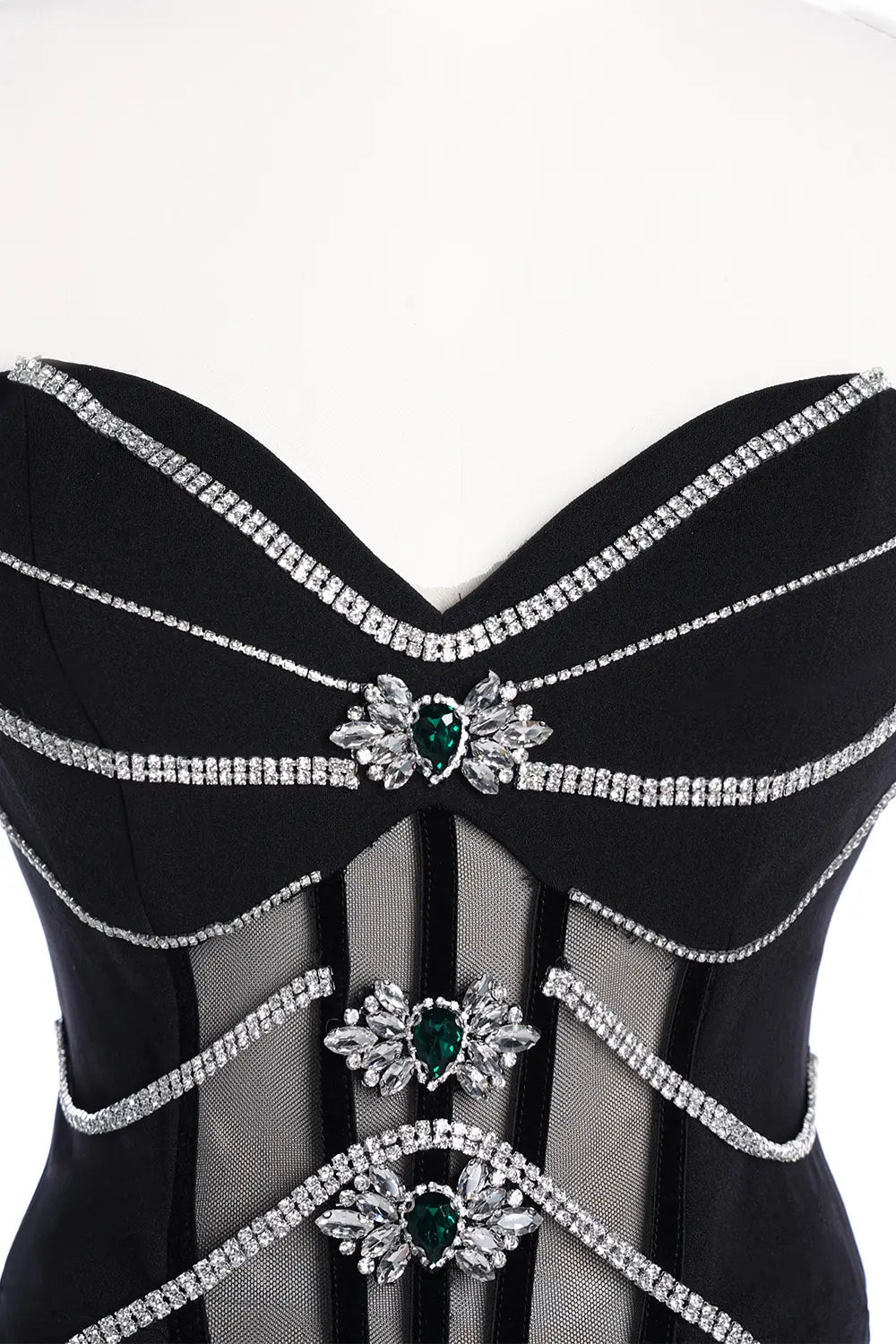 Vestido de noche negro con corsé y cadenas de strass