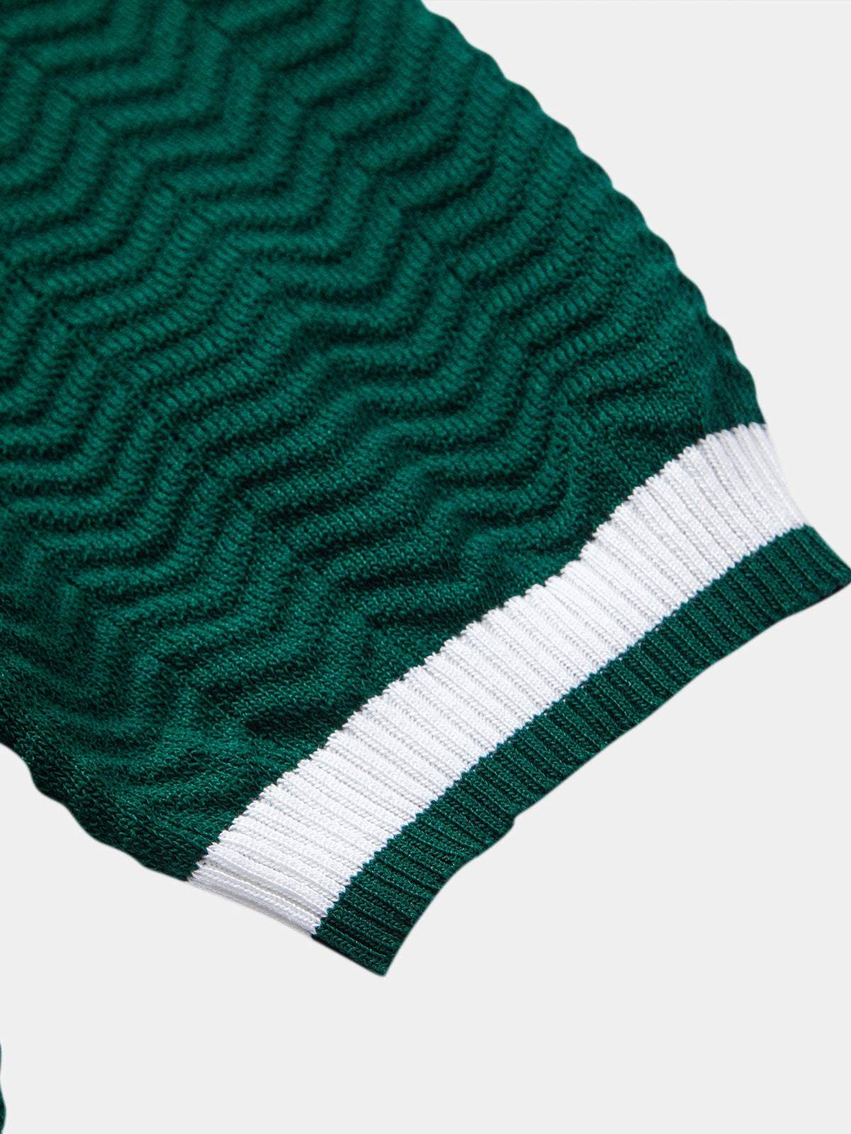 Polo de punto con cuello en V y contraste de textura