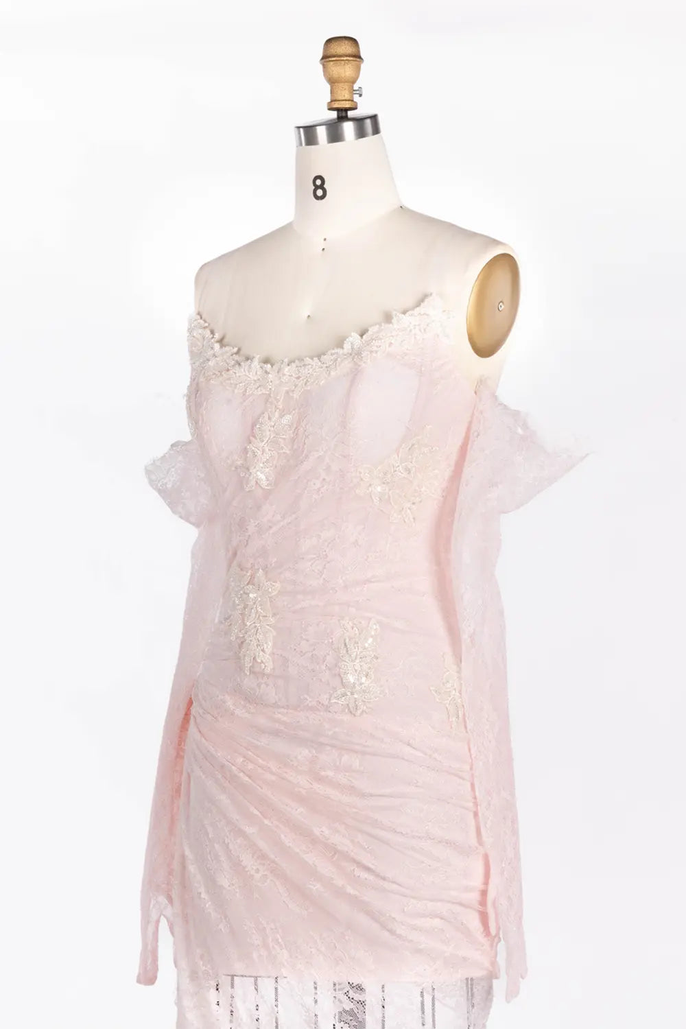 Vestido largo rosa con hombros descubiertos y encaje fruncido
