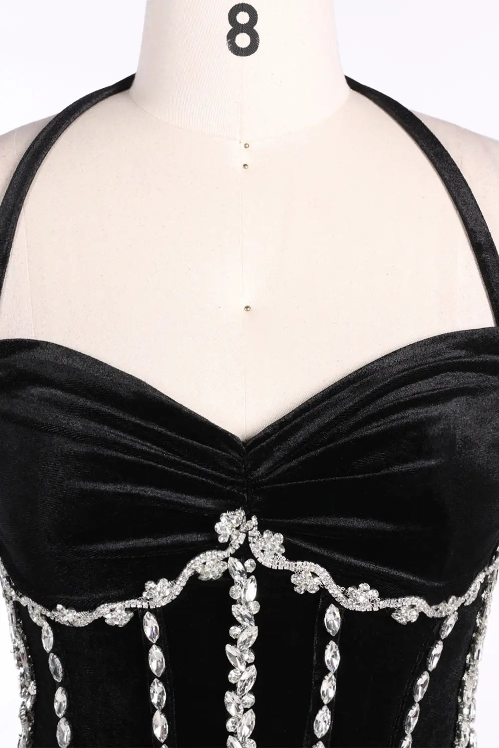 Vestido de noche negro de terciopelo halter con corsé y abertura