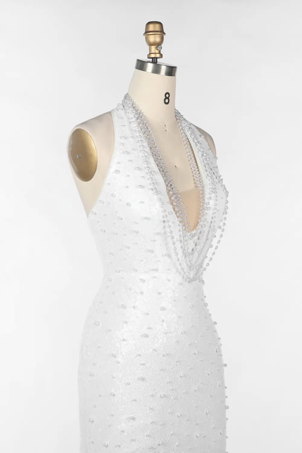 Vestido de noche blanco halter con perlas y espalda descubierta