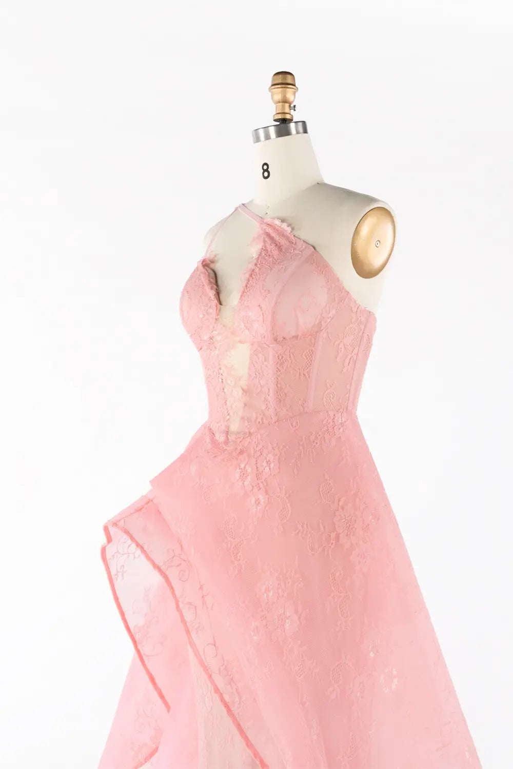 Vestido de noche rosa de encaje transparente con abertura asimétrica