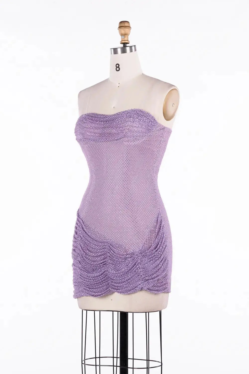 Vestido corto lila de fiesta palabra de honor con malla de cristales fruncida