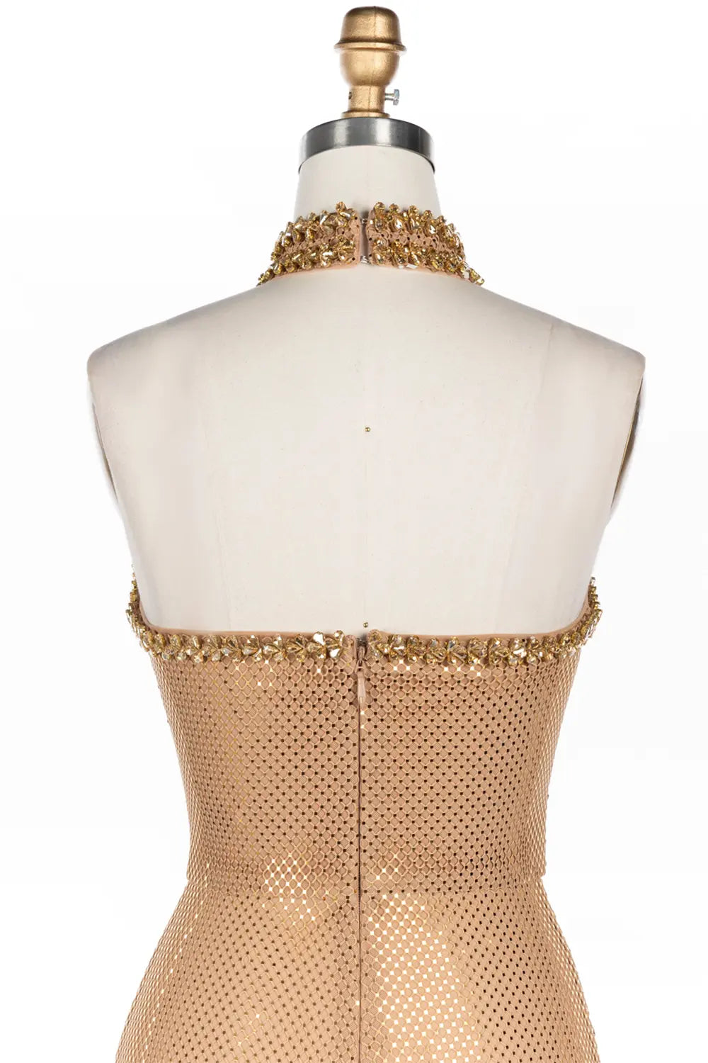 Vestido de noche nude con cuello halter, malla y cristales