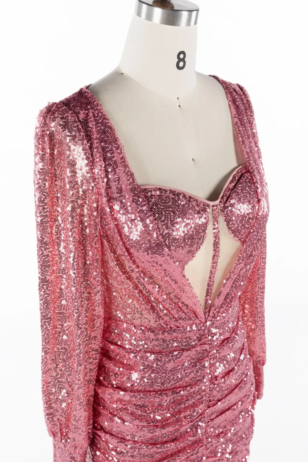 Vestido cóctel corto rosa palo brillante de manga larga fruncido