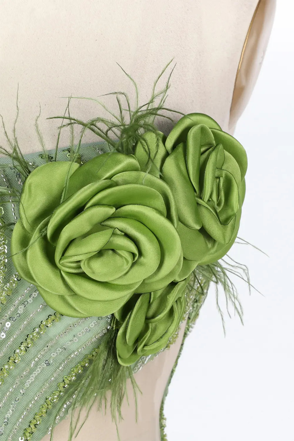 Vestido largo verde palabra de honor con lentejuelas florales