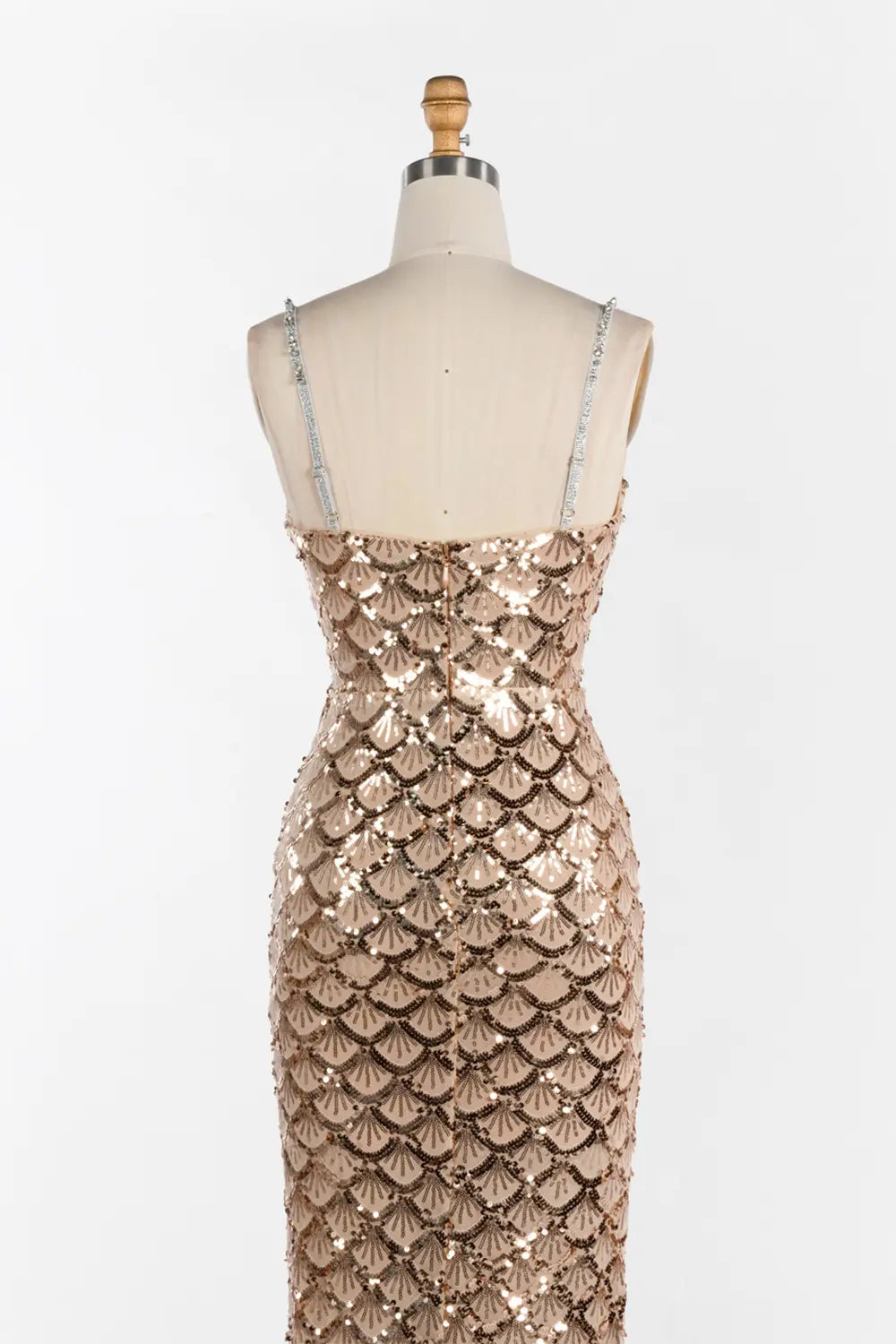 Vestido largo plateado de tirantes con lentejuelas y escote calado